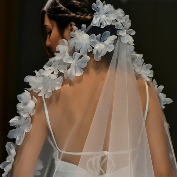 Flower pearls wedding veil - Picture 2 of 3